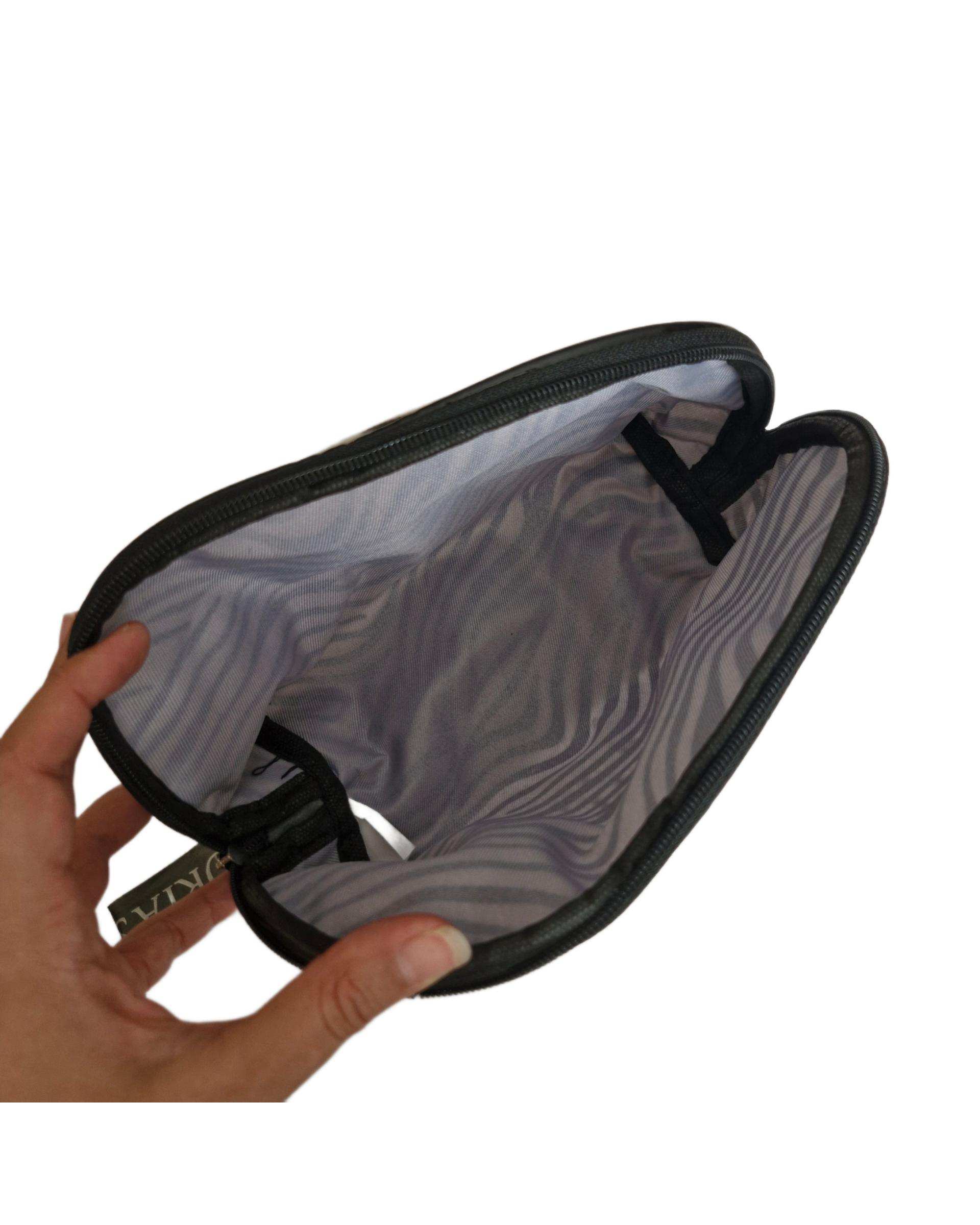 کیف آرایشی نقره ای دلربا Delroba طرح راه راه شاین کد BZM21
