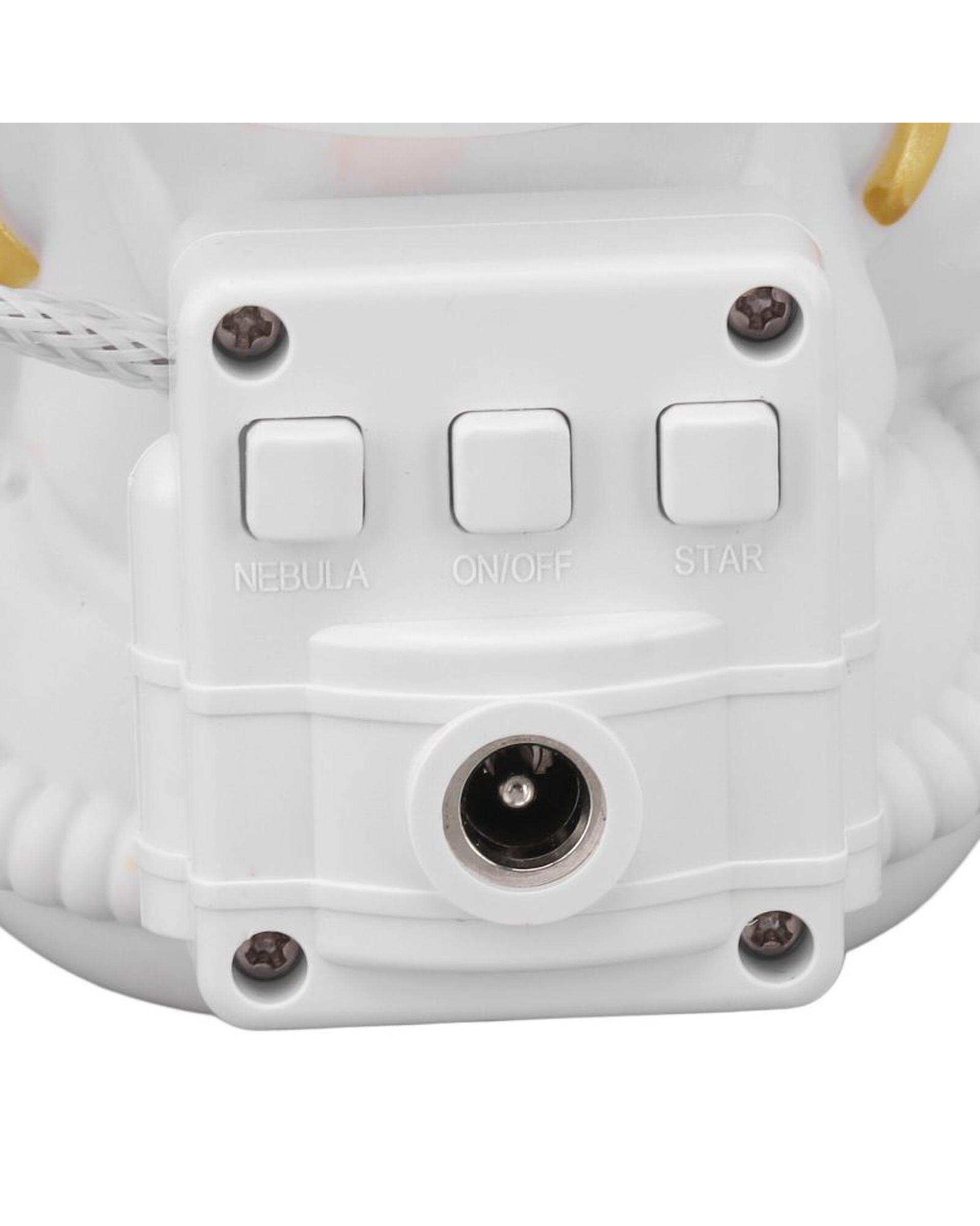 پروژکتور کهکشانی سفید مدل فضانورد نشسته