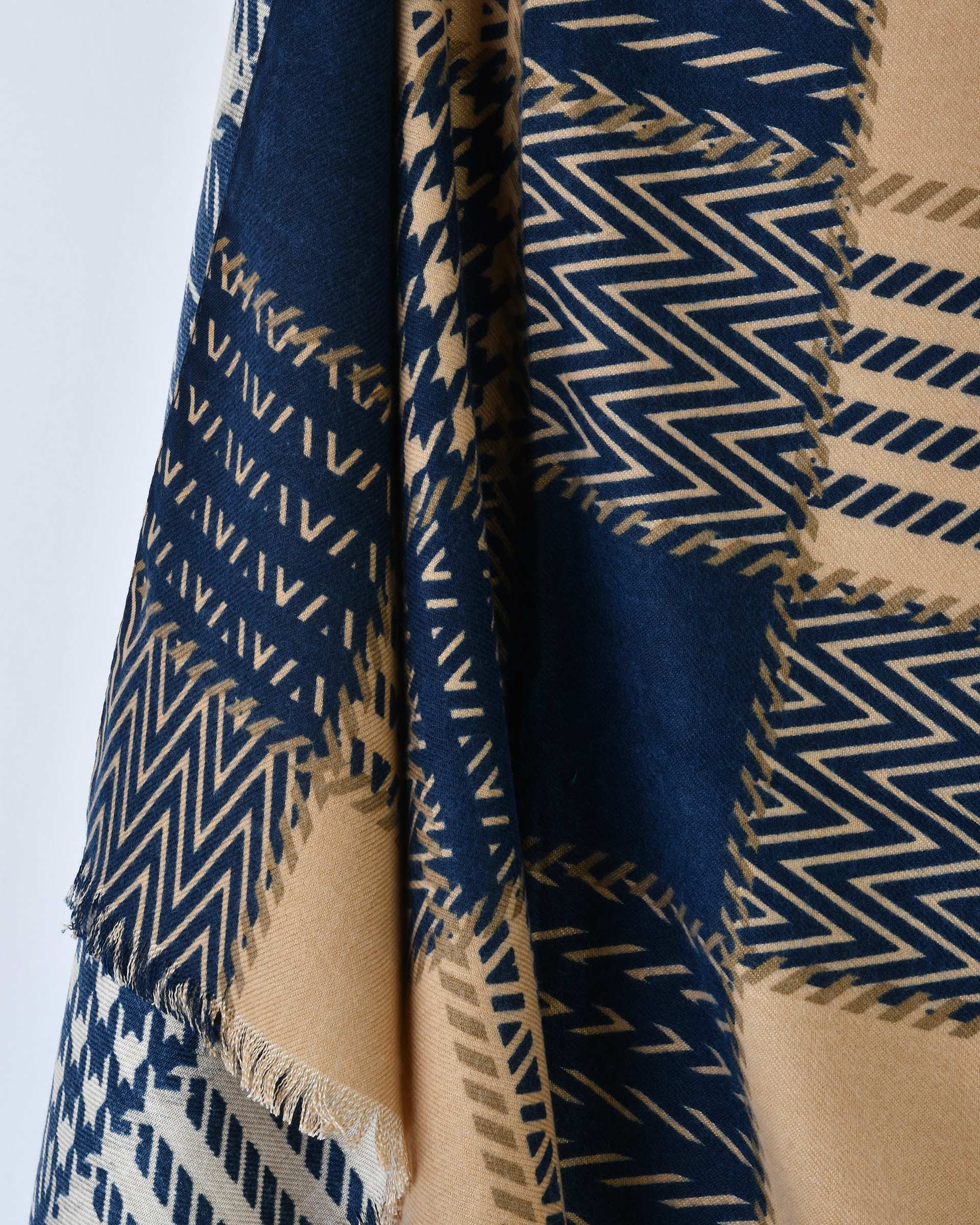 شال زنانه موهر سرمه ای کرم جی دو Gido طرح پیچازی