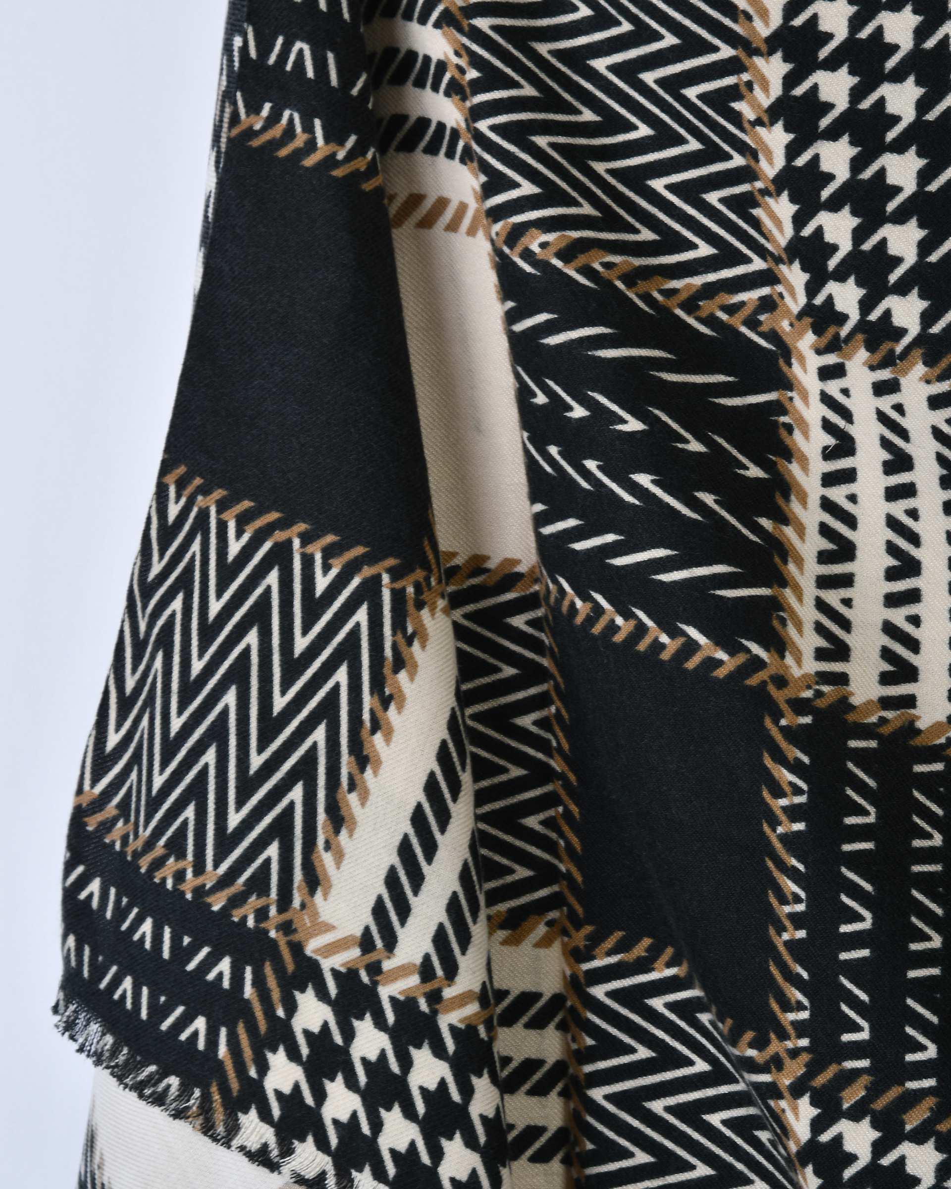 شال زنانه موهر مشکی کرم جی دو Gido طرح پیچازی