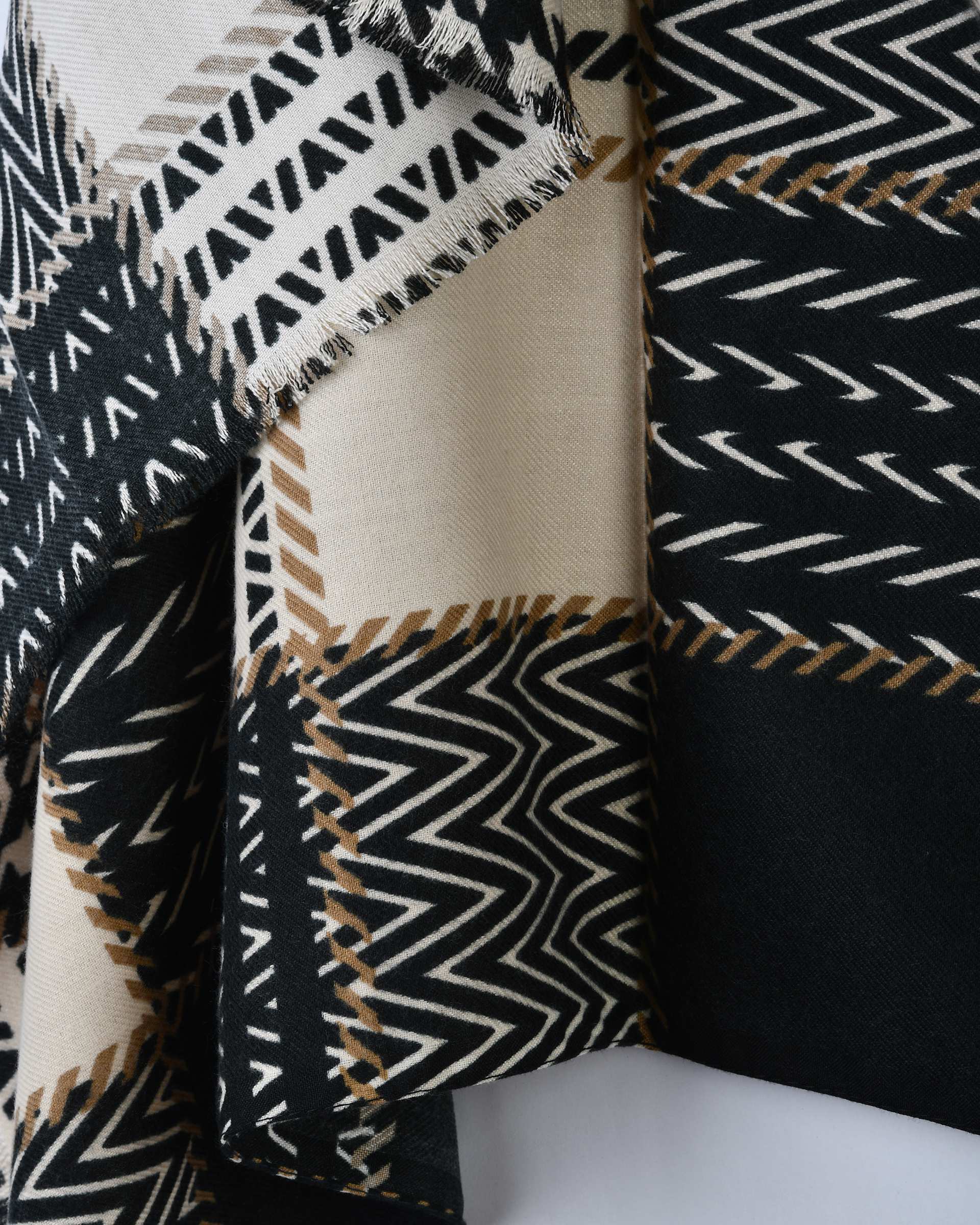 شال زنانه موهر مشکی کرم جی دو Gido طرح پیچازی