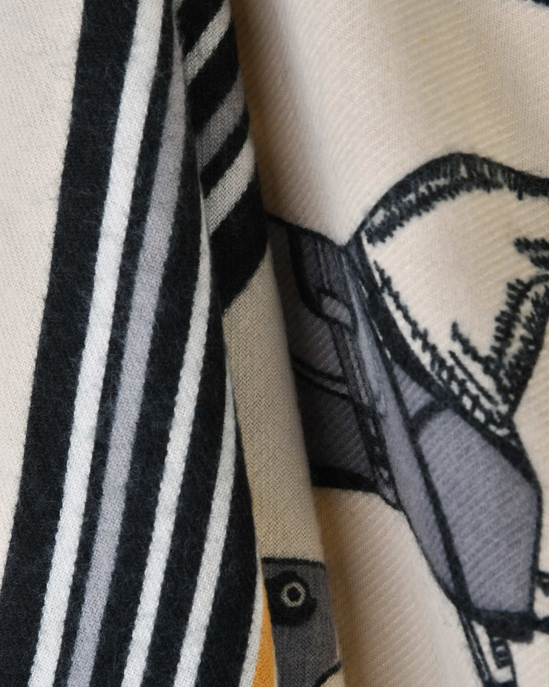 شال زنانه پاییزه موهر شیری جی دو Gido طرح هرمس