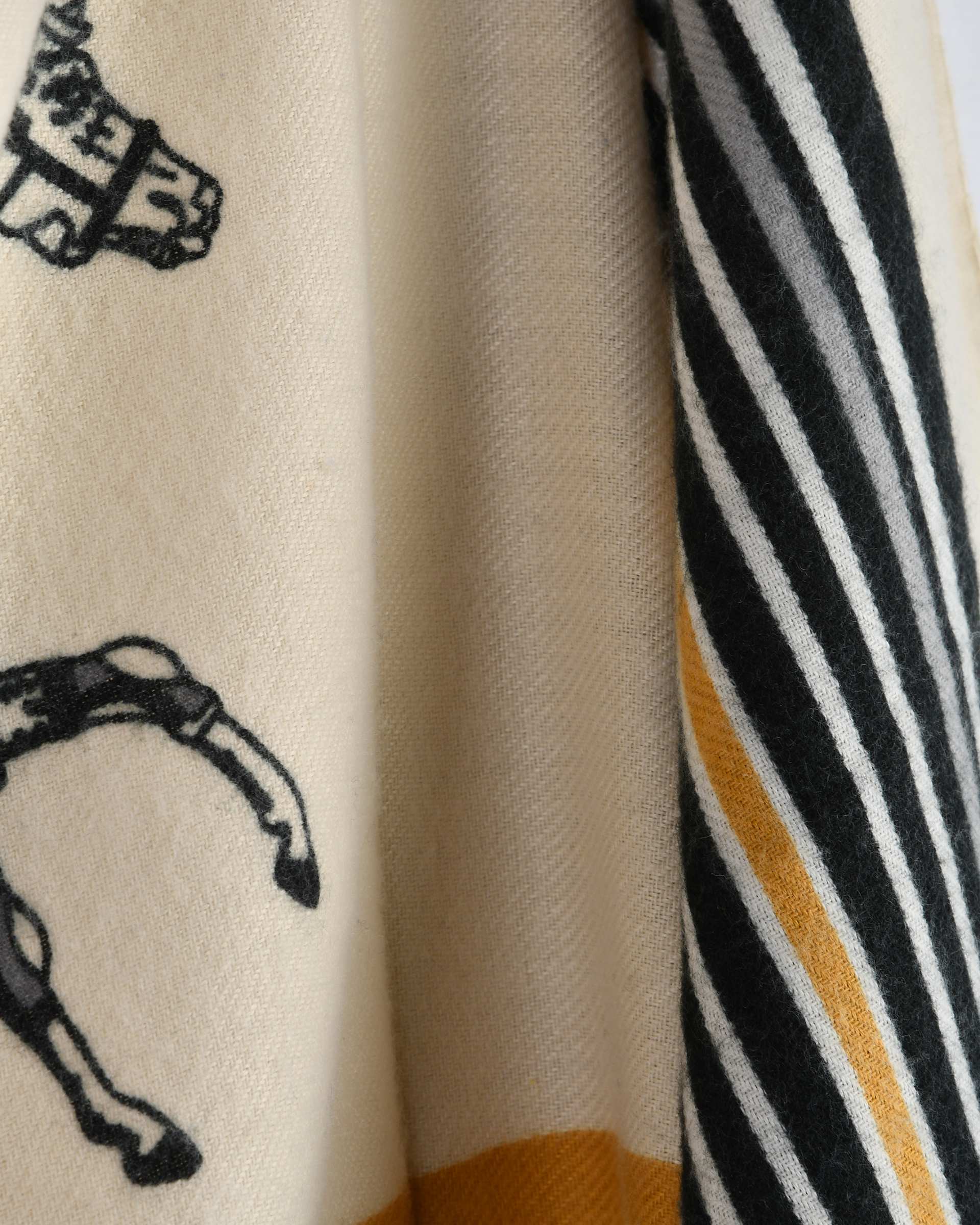 شال زنانه پاییزه موهر شیری جی دو Gido طرح هرمس