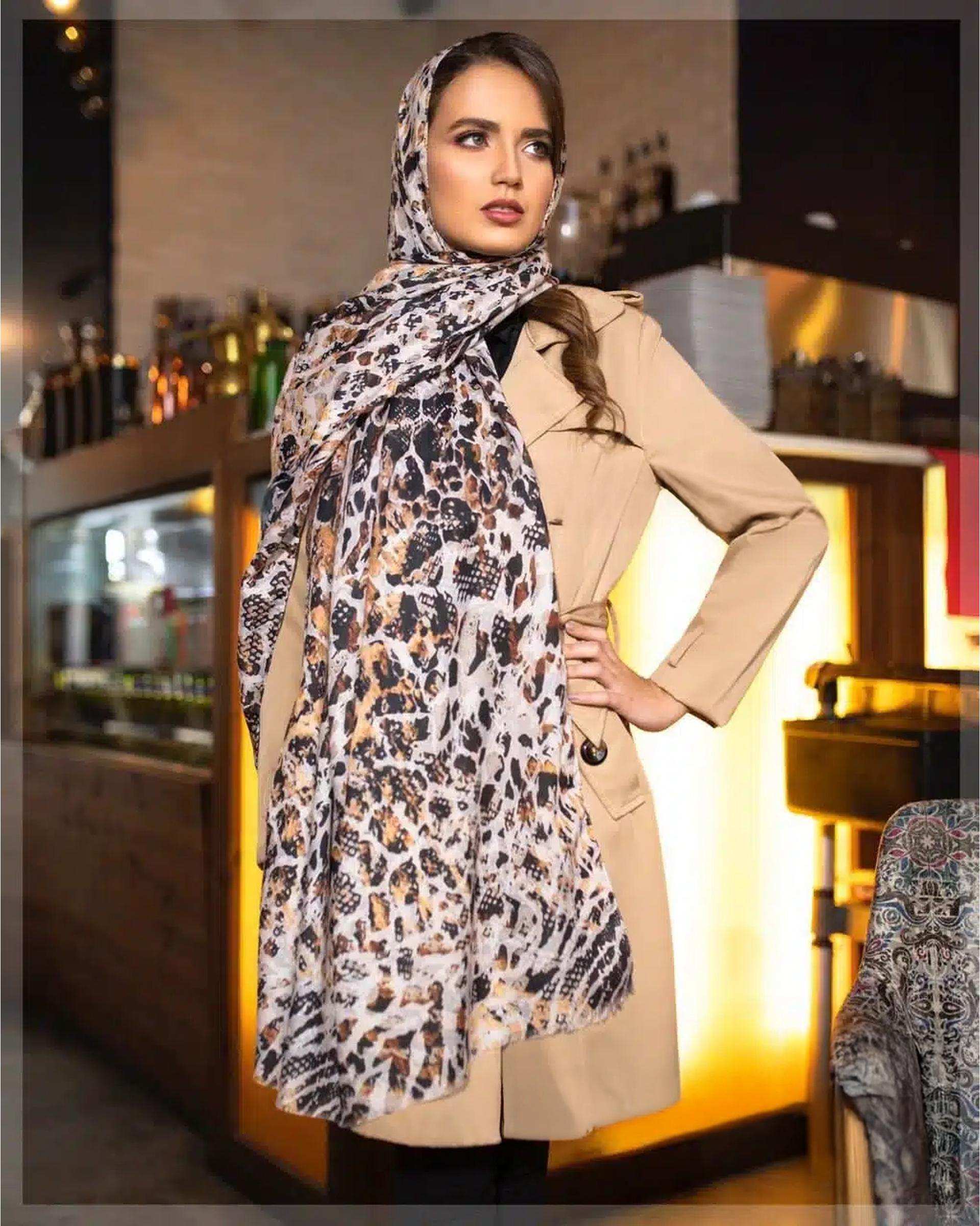 شال زنانه نخی کجراه کرم قهوه ای جی دو GIDO طرح پوست ماری کد 01347