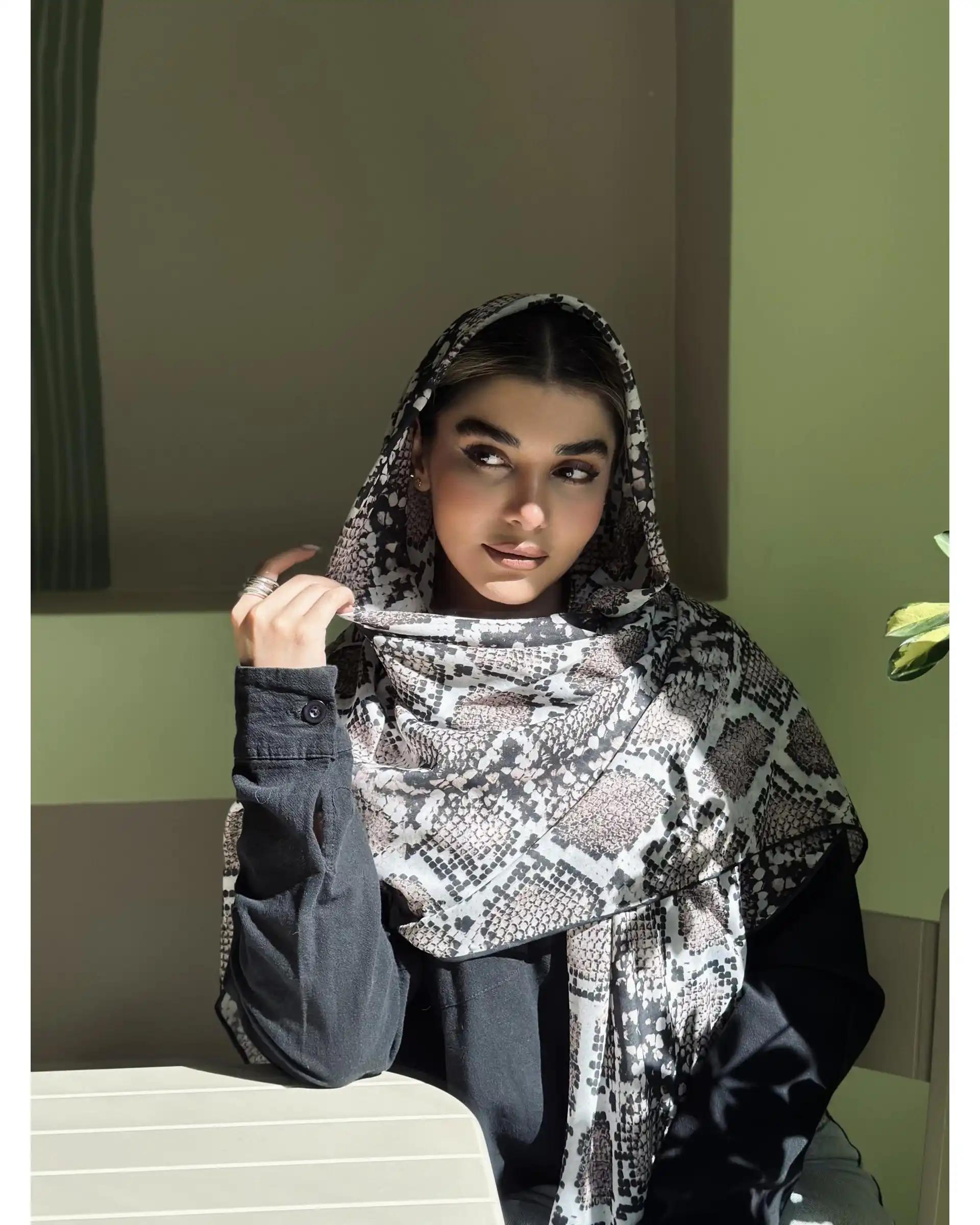 روسری زنانه نخی قهوه ای جی دو GIDO طرح پوست ماری کد 01794