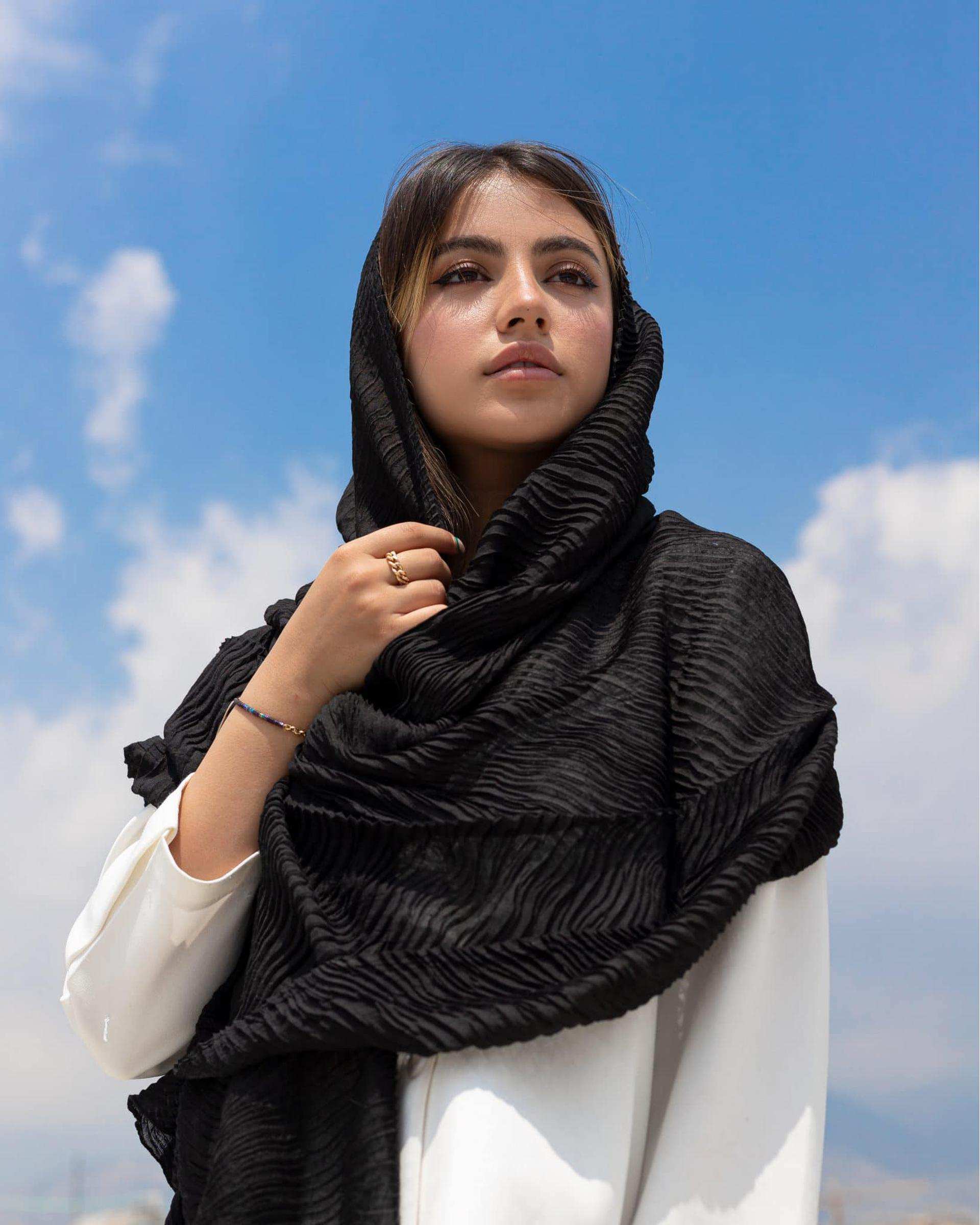 شال زنانه نخی پلیسه مشکی آماهی Amahi کد 728