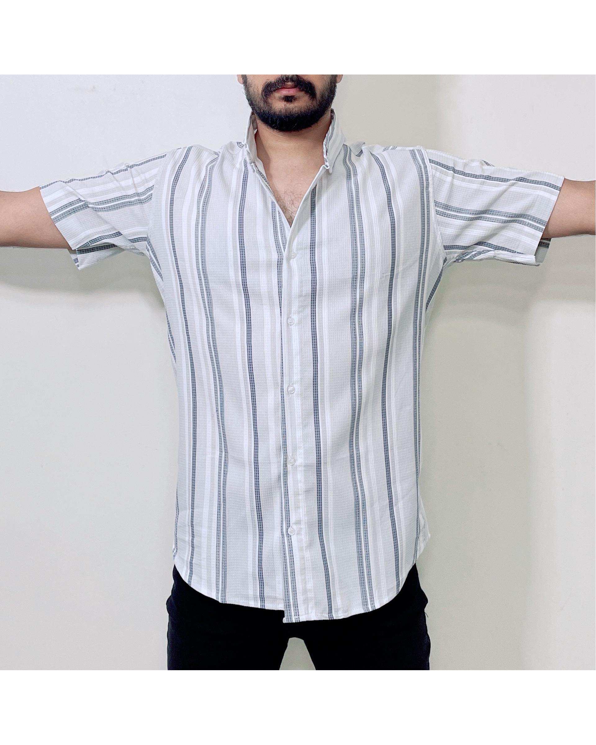 پیراهن مردانه آستین کوتاه سفید طوسی راه راه دیورسو Diverso کد 4740