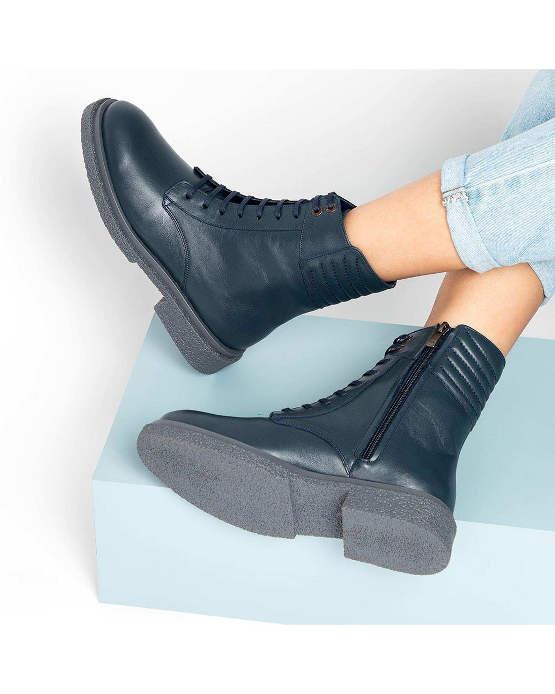 بوت زنانه چرم سرمه ای برتونیکس Berttonix کد ۹۳۰ D