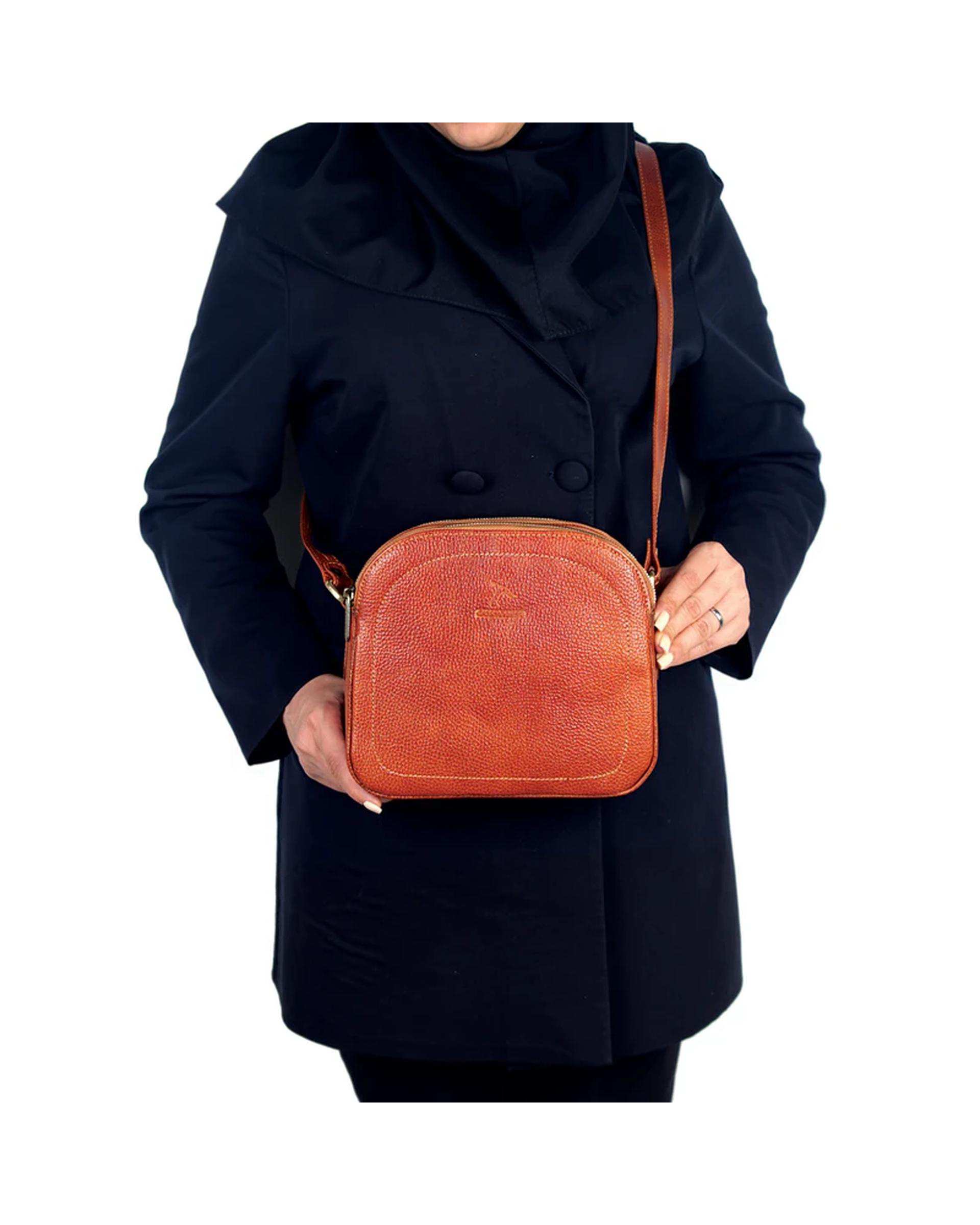 کیف دوشی چرم زنانه عسلی چرم بارز Charm Barez مدل DG81.1