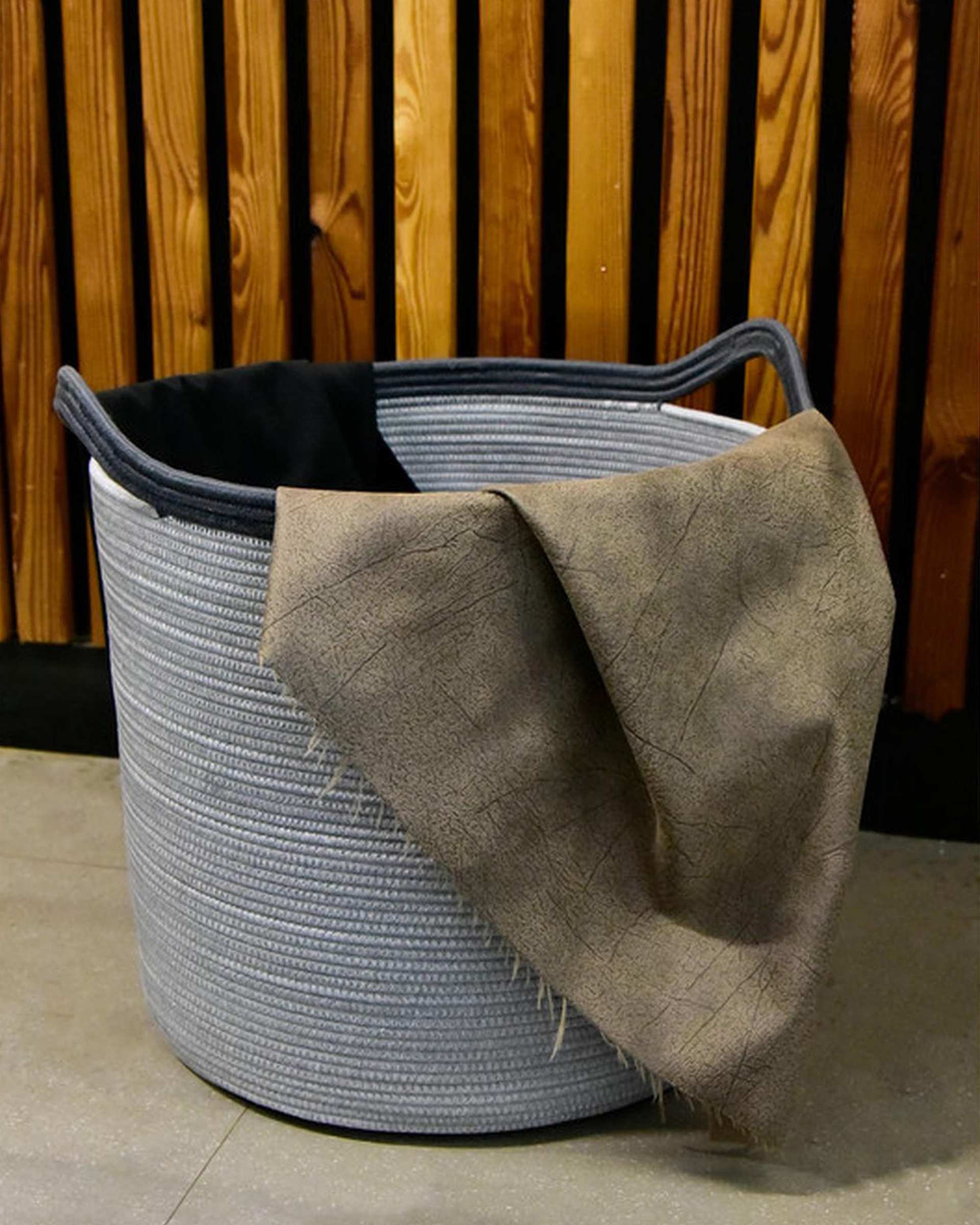 سبد لباس طوسی مشکی سی اند اس مدل T کد 6714