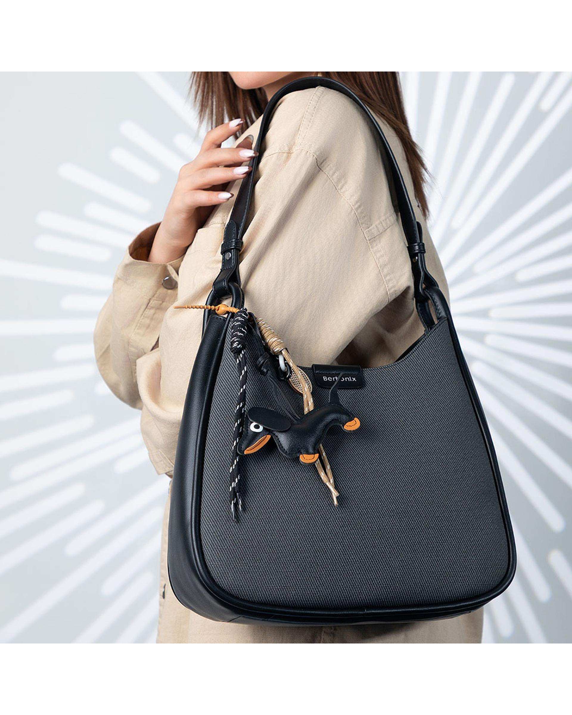 کیف دوشی زنانه مشکی برتونیکس Berttonix کد R-25006 به همراه جاکارتی