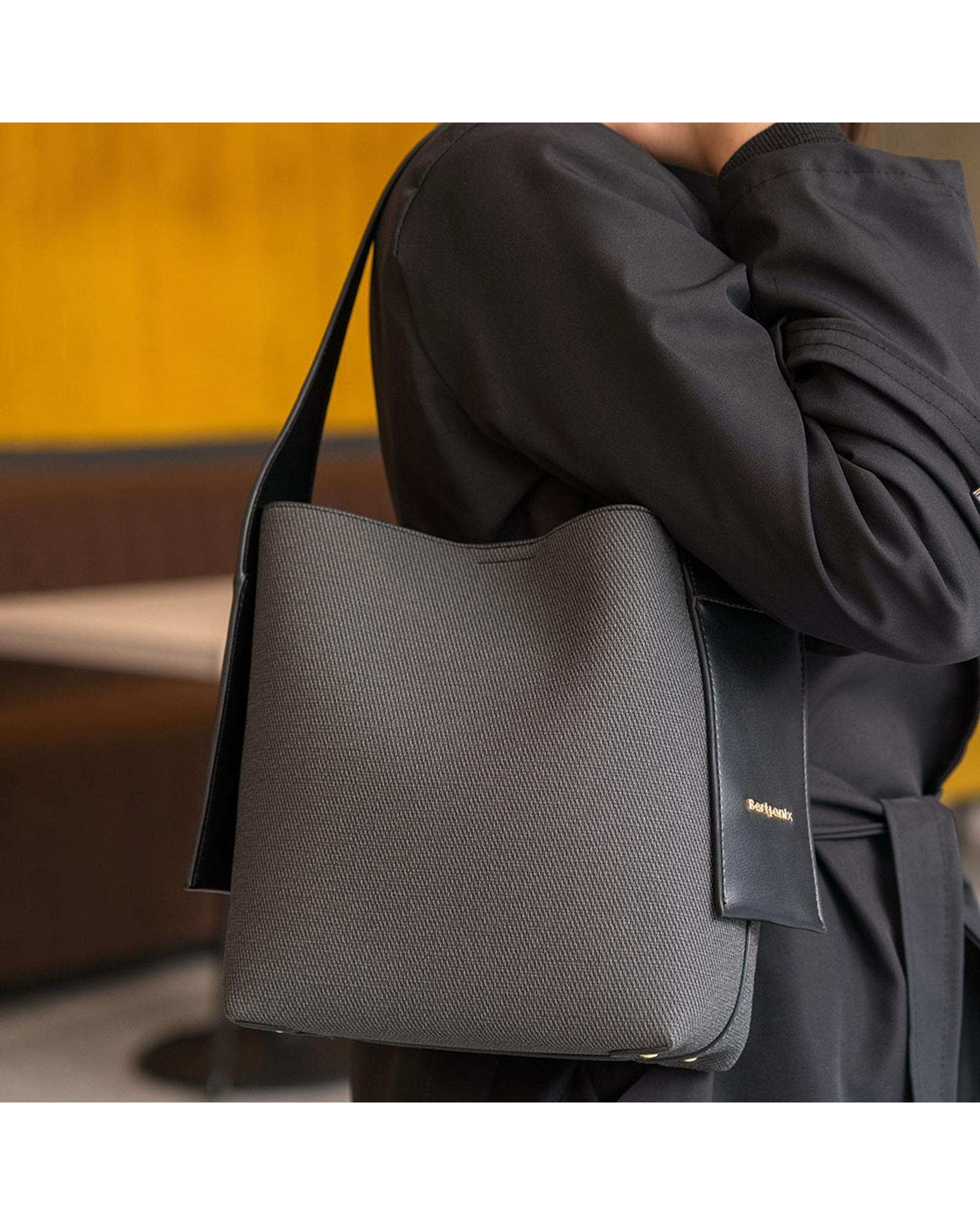 کیف زنانه مشکی برتونیکس Berttonix کد R-25007 به همراه جاکارتی